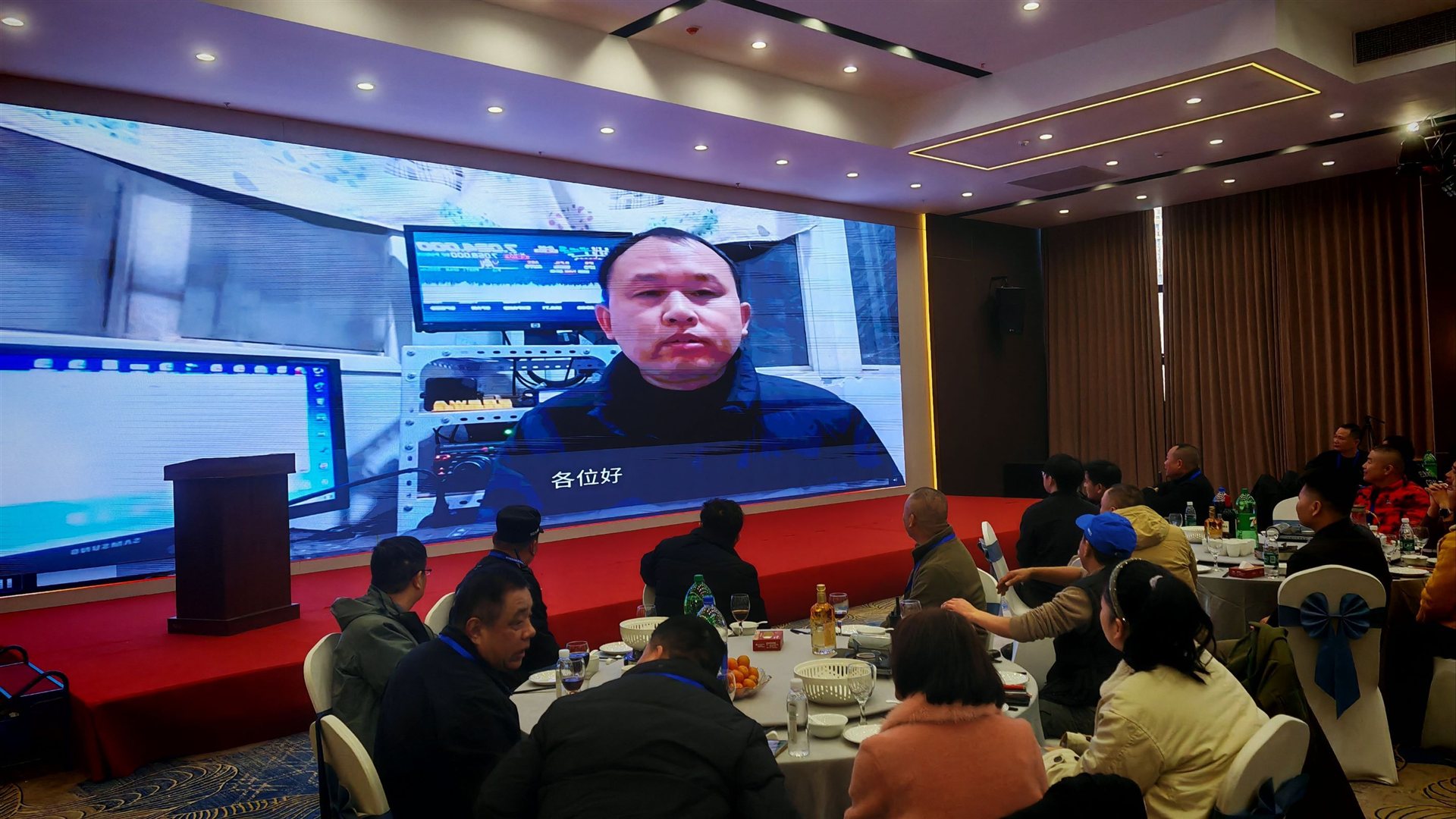 年会舞台上的相声表演