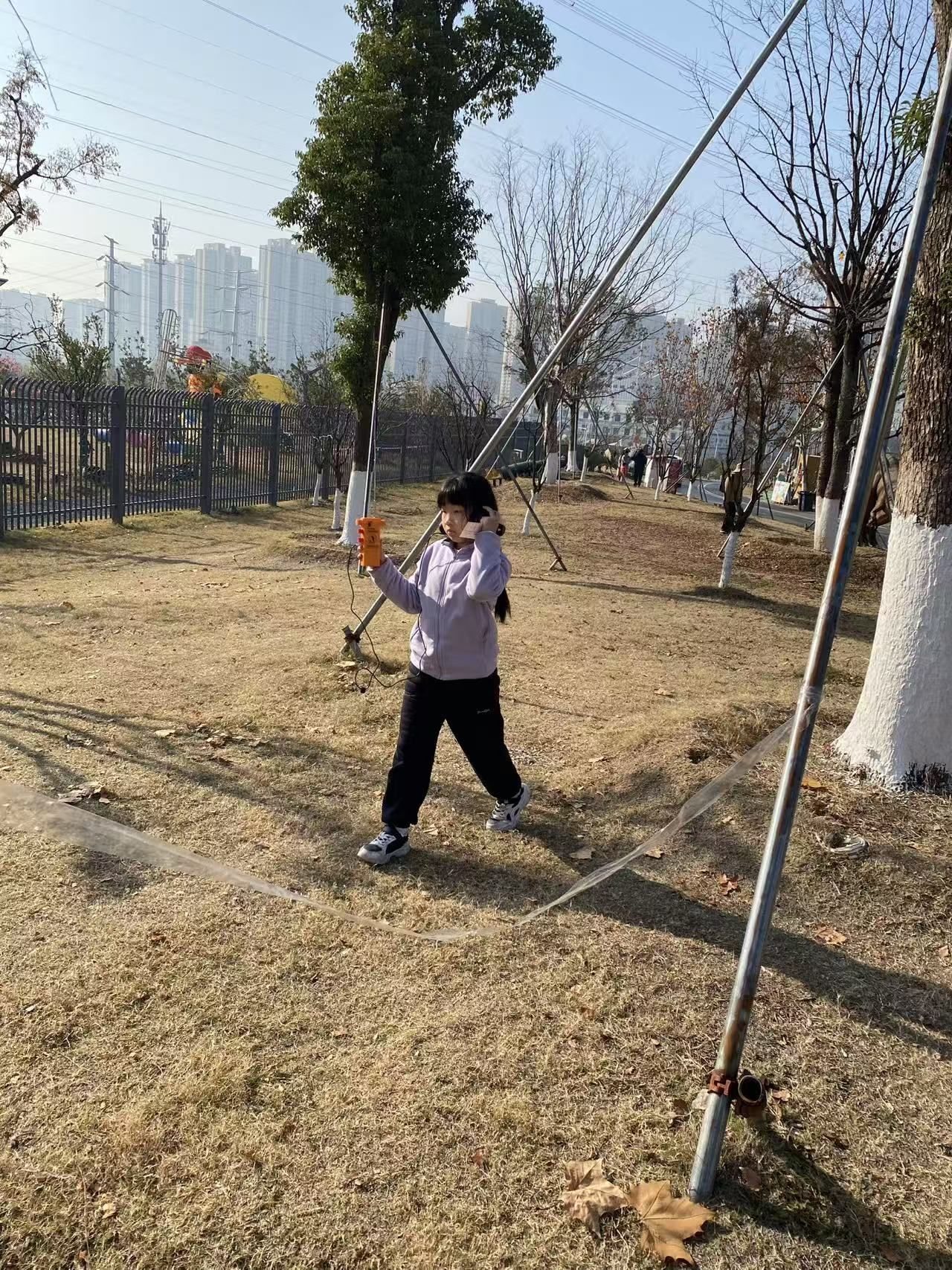 少年手持测向机在野外专注寻找隐藏信标
