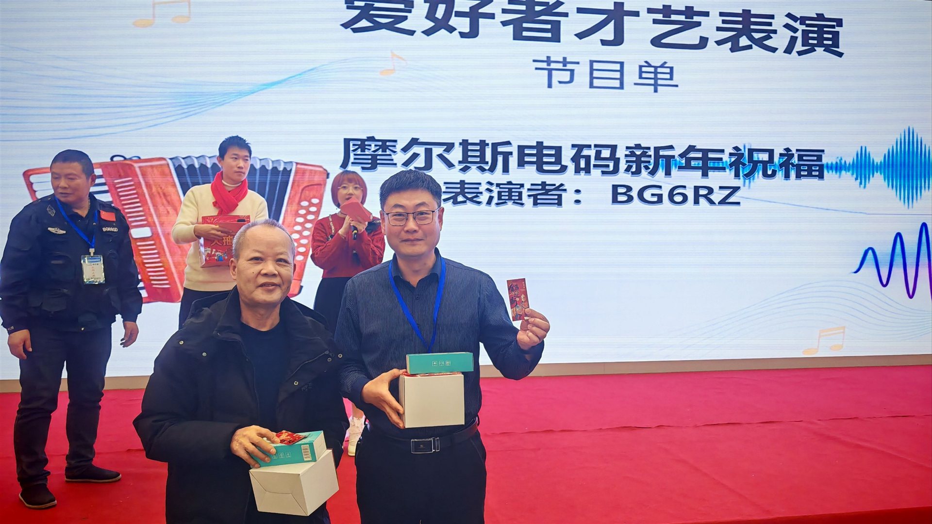 户外装备后勤区蓝色折叠桌上摆放的电台设备