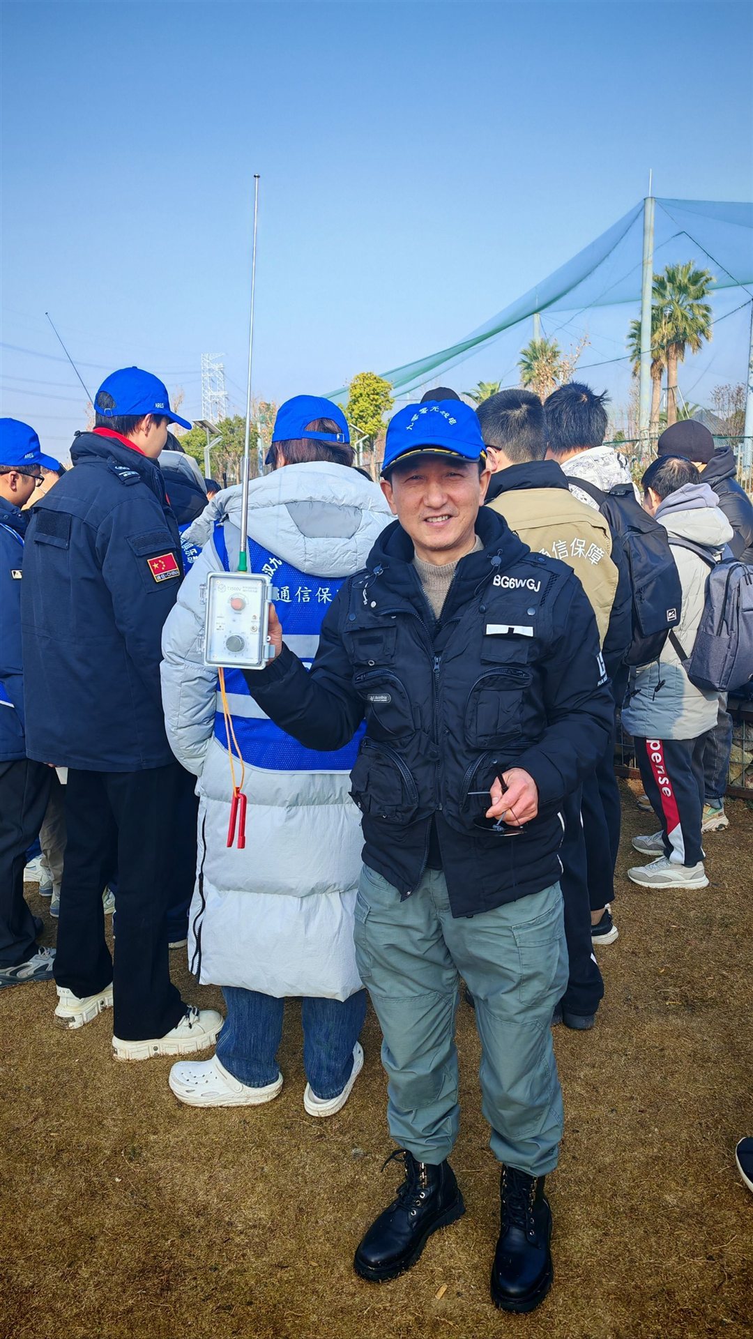 火腿手持电台设备在户外微笑合影